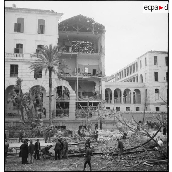 Façade du lycée Bugeaud en partie détruite après le bombardement allemand d'Alger du 24 novembre 1942.