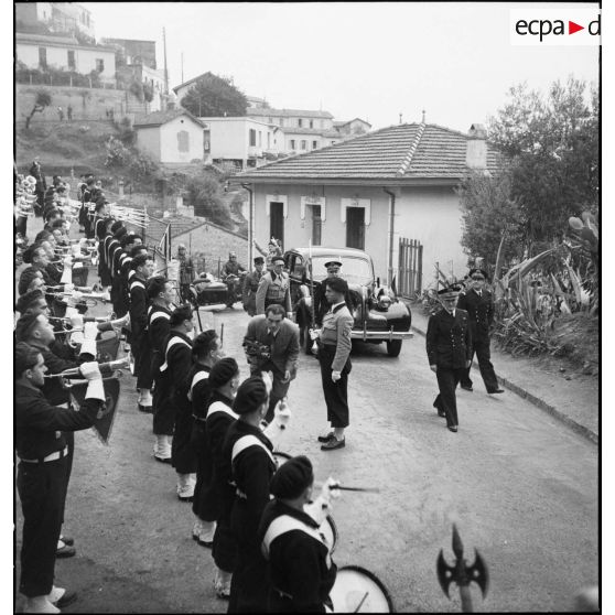 Visite de l'amiral François Darlan au commissariat régional des chantiers de la jeunesse pour l'AFN (Afrique française du Nord) à Alger.