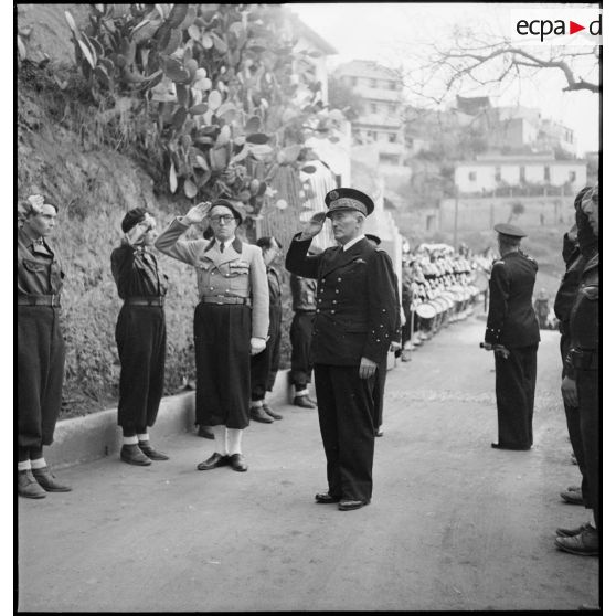 Salut pendant l'exécution de la Marseillaise au commissariat régional des chantiers de la jeunesse pour l'AFN (Afrique française du Nord) à Alger.