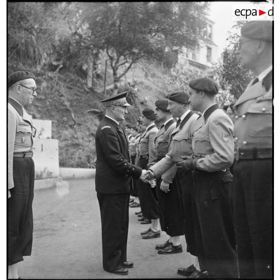 Visite de l'amiral François Darlan au commissariat régional des chantiers de la jeunesse pour l'AFN (Afrique française du Nord) à Alger.