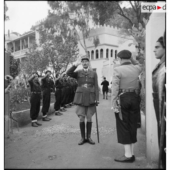 Visite du général d'armée Henri Giraud au commissariat régional des chantiers de la jeunesse pour l'AFN (Afrique française du Nord) à Alger.