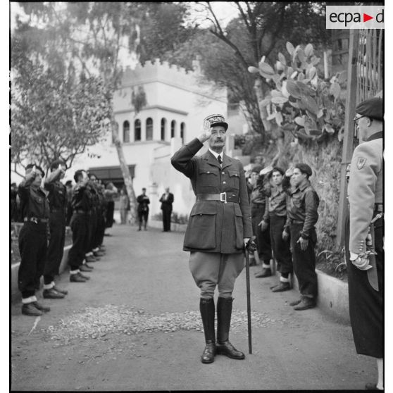 Visite du général d'armée Henri Giraud au commissariat régional des chantiers de la jeunesse pour l'Afrique française du Nord à Alger.