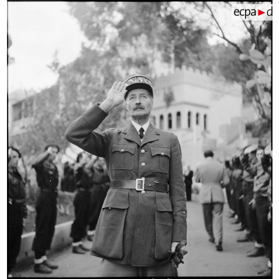 Visite du général d'armée Henri Giraud au commissariat régional des chantiers de la jeunesse pour l'AFN (Afrique française du Nord) à Alger.