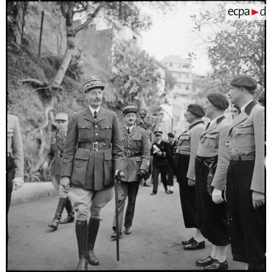 Visite du général d'armée Giraud au commissariat régional des chantiers de la jeunesse pour l'AFN (Afrique française du Nord) à Alger.