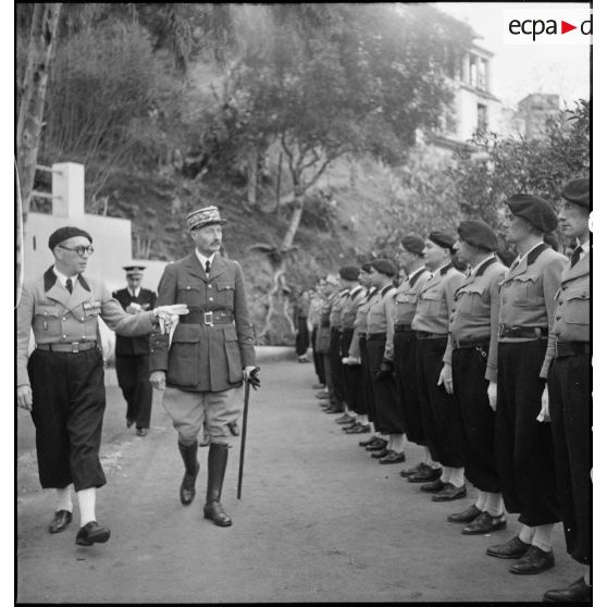 Visite du général d'armée Henri Giraud au commissariat régional des chantiers de la jeunesse pour l'AFN (Afrique française du Nord) à Alger.