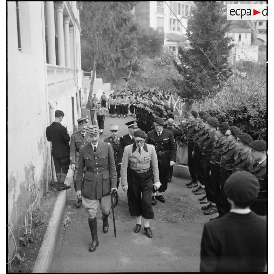 Visite du général d'armée Henri Giraud au commissariat régional des chantiers de la jeunesse pour l'AFN (Afrique française du Nord) à Alger.