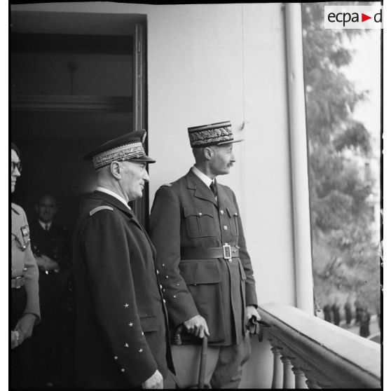 Visite de l'amiral François Darlan et du général d'armée Henri Giraud au commissariat régional des chantiers de la jeunesse pour l'AFN (Afrique française du Nord) à Alger.