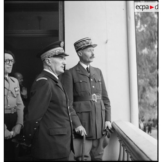 Visite de l'amiral François Darlan et du général d'armée Henri Giraud au commissariat régional des chantiers de la jeunesse pour l'AFN (Afrique française du Nord) à Alger.