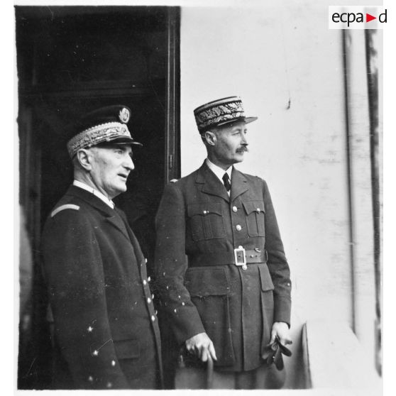 Visite de l'amiral François Darlan et du général d'armée Henri Giraud au commissariat régional des chantiers de la jeunesse pour l'AFN (Afrique française du Nord) à Alger.