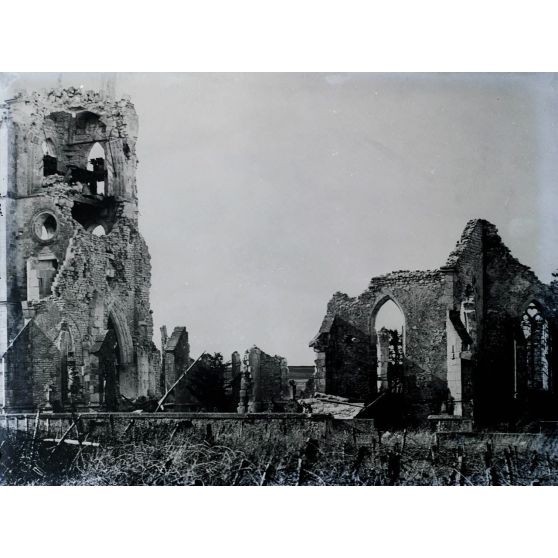 Les Paroches (Meuse). Aspect de l'église en ruines (côté nord). [légende d'origine]
