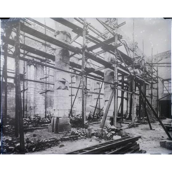 Muizon (Marne). Travaux en cours à l'intérieur de l'église. [légende d'origine]