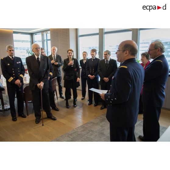 L'amiral Christophe Prazuck, CEM (chef d'état-major de la Marine), remet un certificat à madame Michèle Battut, peintre officiel de la Marine.