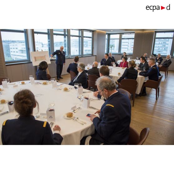 Présentation de l'amiral Christophe Prazuck, CEMM (chef d'état-major de la Marine), lors d'une réception auprès des POM (peintres officiels de la Marine).
