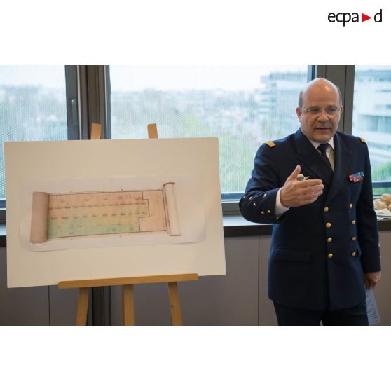 Présentation de l'amiral Christophe Prazuck, CEMM (chef d'état-major de la Marine), lors d'une réception auprès des POM (peintres officiels de la Marine).