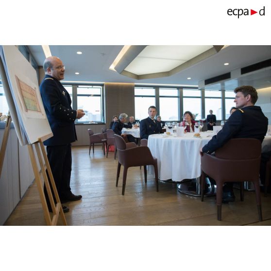 Présentation de l'amiral Christophe Prazuck, CEMM (chef d'état-major de la Marine), lors d'une réception auprès des POM (peintres officiels de la Marine).