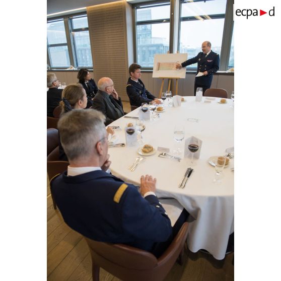 Présentation de l'amiral Christophe Prazuck, CEMM (chef d'état-major de la Marine), lors d'une réception auprès des POM (peintres officiels de la Marine).