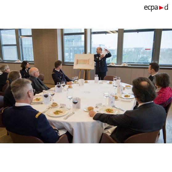 Présentation de l'amiral Christophe Prazuck, CEMM (chef d'état-major de la Marine), lors d'une réception auprès des POM (peintres officiels de la Marine).