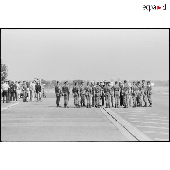 Cadres français autour du CEMA et du ministre de la Défense.