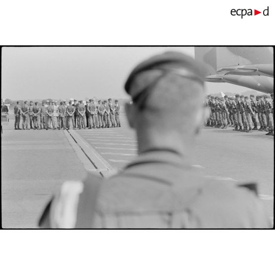 Cadres français autour du CEMA et du ministre de la Défense.