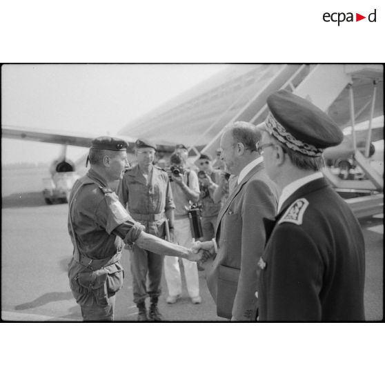 Le général Granger saluant Charles Hernu.
