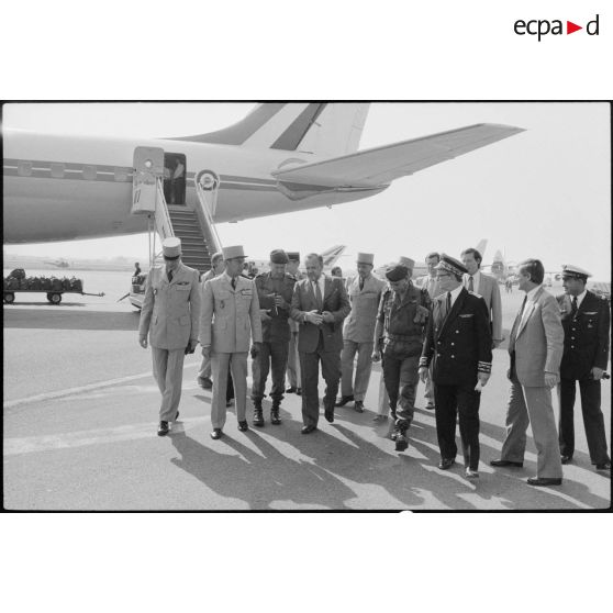 Arrivée de Charles Hernu à Bastia, accueilli par les chefs d'états-majors et les généraux de corps d'armées.