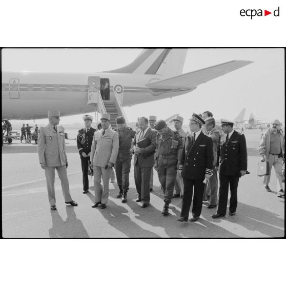 Arrivée de Charles Hernu à Bastia, accueilli par les chefs d'états-majors et les généraux de corps d'armées.