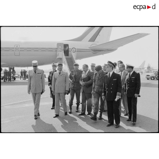 Arrivée de Charles Hernu à Bastia, accueilli par les chefs d'états-majors et les généraux de corps d'armées.