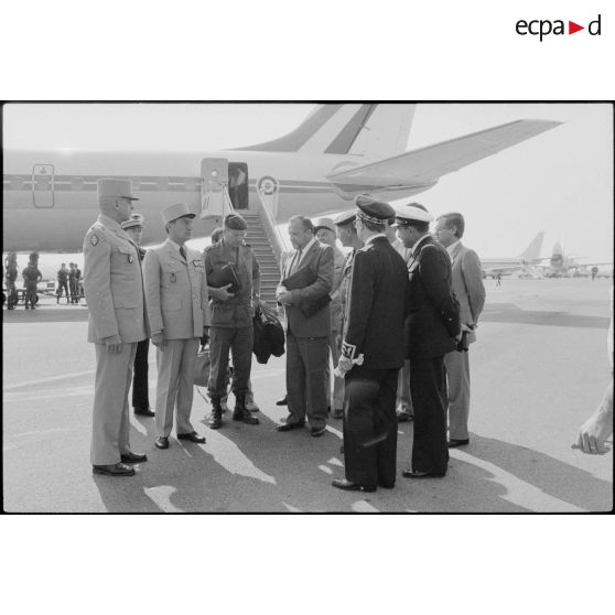 Arrivée de Charles Hernu à Bastia, accueilli par les chefs d'états-majors et les généraux de corps d'armées.