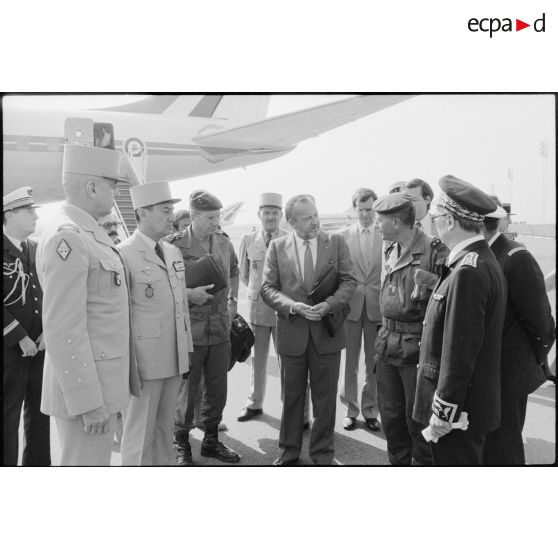 Arrivée de Charles Hernu à Bastia, accueilli par les chefs d'états-majors et les généraux de corps d'armées.