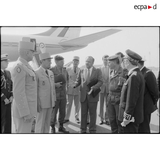 Arrivée de Charles Hernu à Bastia, accueilli par les chefs d'états-majors et les généraux de corps d'armées.