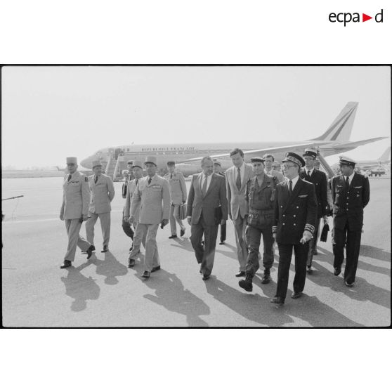 Arrivée de Charles Hernu à Bastia, accueilli par les chefs d'états-majors et les généraux de corps d'armées.