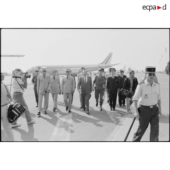 Arrivée de Charles Hernu à Bastia, accueilli par les chefs d'états-majors et les généraux de corps d'armées.