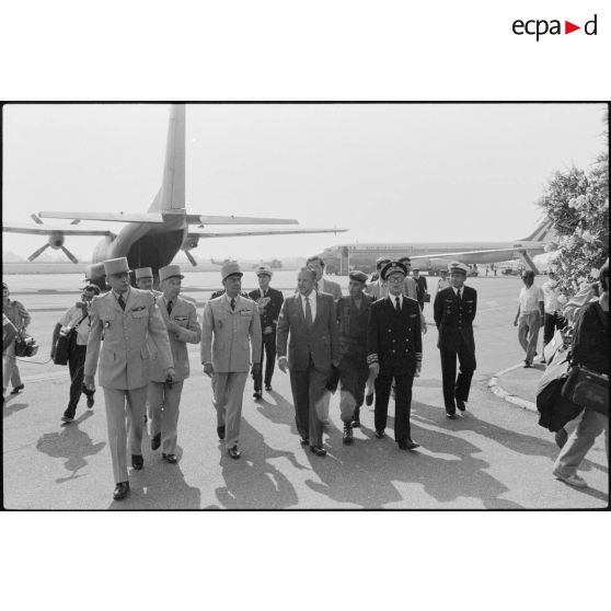 Arrivée de Charles Hernu à Bastia, accueilli par les chefs d'états-majors et les généraux de corps d'armées.