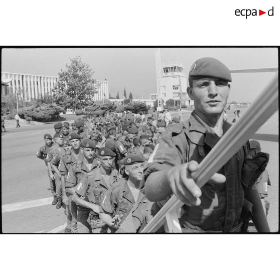 Légionnaires du 2e REP en partance pour Beyrouth embarquant à bord d'un DC 8. .