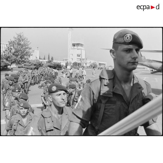 Légionnaires du 2e REP en partance pour Beyrouth embarquant à bord d'un DC 8. .