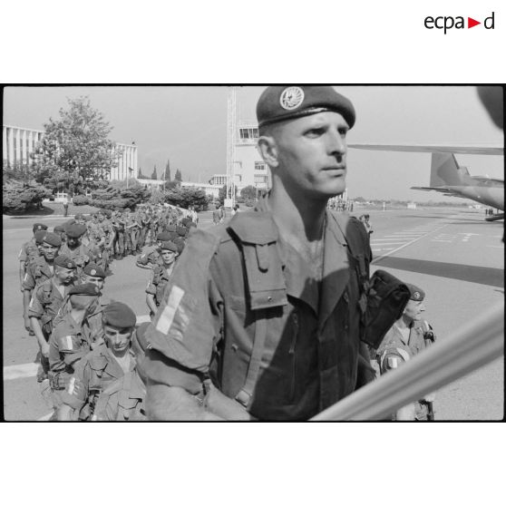 Légionnaires du 2e REP en partance pour Beyrouth embarquant à bord d'un DC 8. .