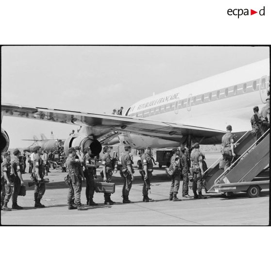 Embarquement des hommes du 3e RPIMa à bord d'un DC 8 72 CF.