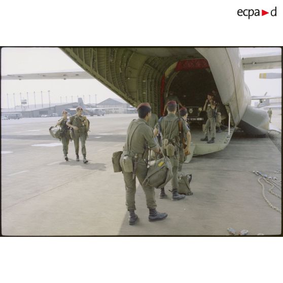 Embarquement d'éléments du 3e RPIMa à bord d'un Transall en partance pour le Liban.