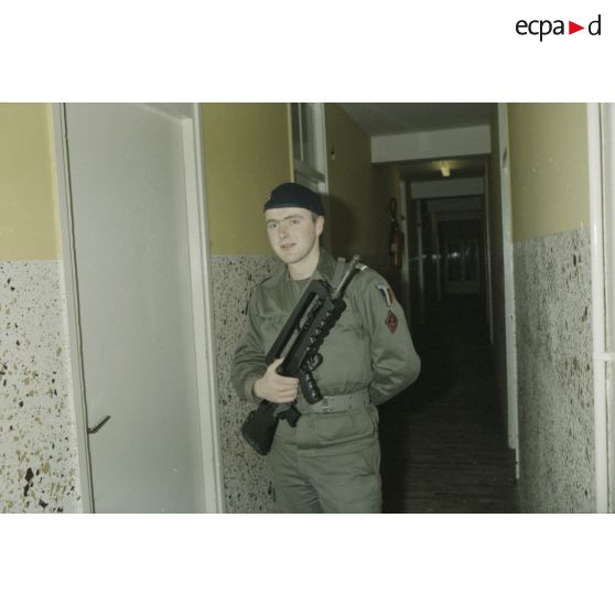 Homme en faction du 1er RIMa, Rennes.