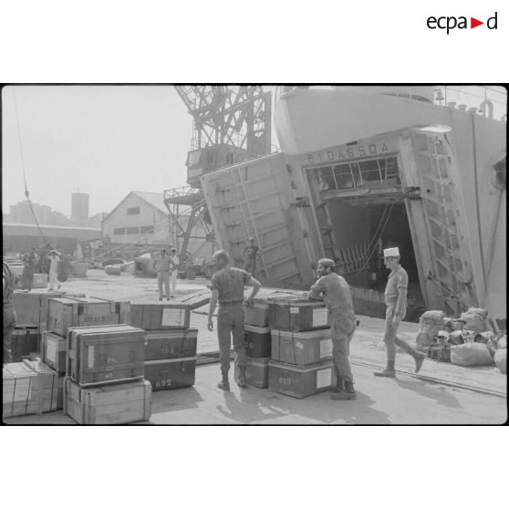 Embarquement du matériel du 1er REC, port de Beyrouth.