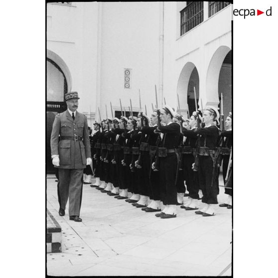 Au palais d'Eté à Alger, les honneurs sont rendus au général d'armée Henri Giraud, commandant en chef civil et militaire et coprésident du CFLN (Comité français de la Libération nationale), par un détachemnet de la Marine nationale.