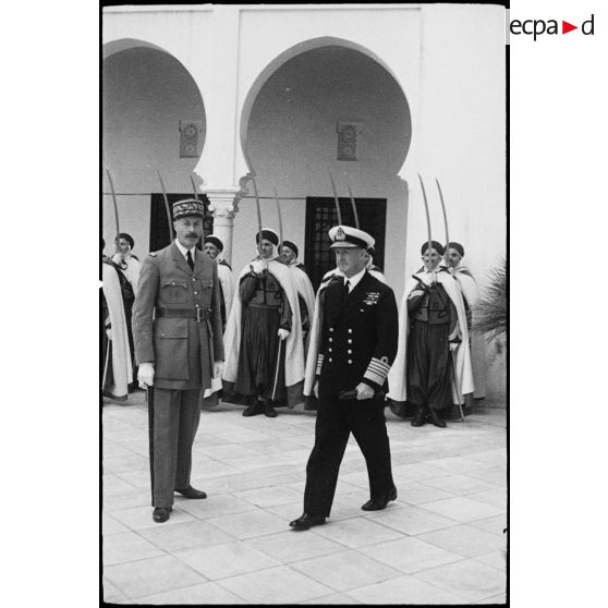 Le général d'armée Henri Giraud, commandant en chef civil et militaire et coprésident du CFLN (Comité français de la Libération nationale), accueille l'amiral britannique Andrew Cunningham, Premier lord de la Mer.