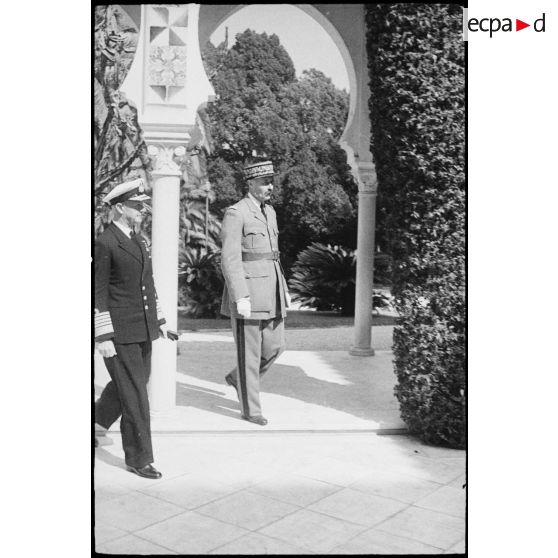 Le général d'armée Henri Giraud, commandant en chef civil et militaire et coprésident du CFLN (Comité français de la Libération nationale), et l'amiral britannique Andrew Cunningham, Premier lord de la Mer.