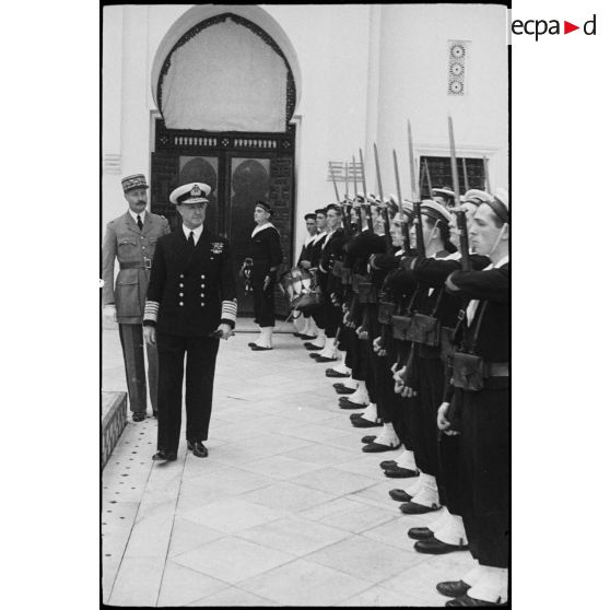 L'amiral britannique Andrew Cunningham, Premier lord de la Mer, suivi du général d'armée Henri Giraud, passe en revue un piquet d'honneur de la Marine nationale.