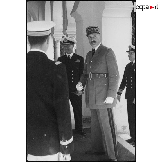 Le général d'armée Henri Giraud, commandant en chef civil et militaire et coprésident du CFLN (Comité français de la Libération nationale), et l'amiral britannique Andrew Cunningham, Premier lord de la Mer, s'entretiennent avec des officiers au palais d'Eté.
