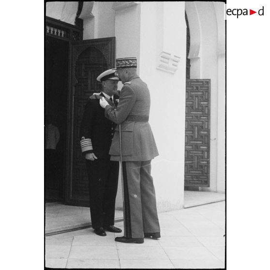 Le général d'armée Henri Giraud, commandant en chef civil et militaire et coprésident du CFLN (Comité français de la Libération nationale), remet les insignes de grand'croix de la Légion d'honneur à l'amiral britannique Andrew Cunningham, Premier lord de la Mer.