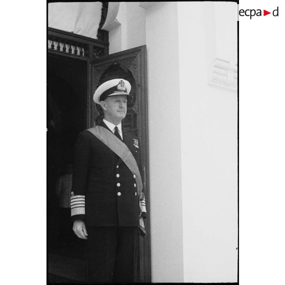 Portrait en buste de l'amiral britannique Andrew Cunningham, Premier lord de la Mer, arborant les insignes de la dignité de grand'croix de la Légion d'honneur au palais d'Eté à Alger.