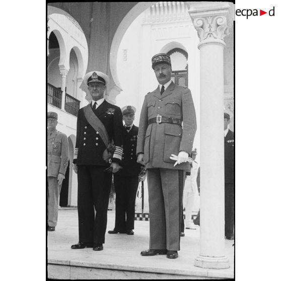 Le général d'armée Henri Giraud, commandant en chef civil et militaire et coprésident du CFLN (Comité français de la Libération nationale), et l'amiral britannique Andrew Cunningham, Premier lord de la Mer, qui vient d'être décoré.