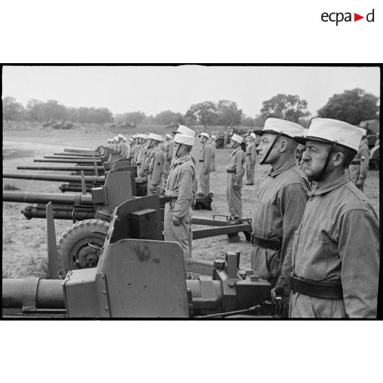 Les légionnaires de l'escadron antichars du 1er REC (régiment étranger de cavalerie) sont au garde-à-vous lors d'une prise d'armes près de la forêt de la Mamora.