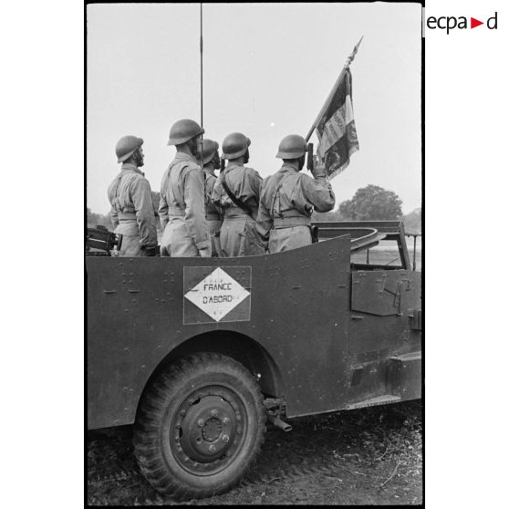 L'étendard du 1er REC (régiment étranger de cavalerie) et sa garde sont à bord d'un scout-car M3A1 lors d'une prise d'armes près de la forêt de la Mamora.